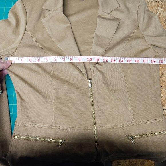 Blazer and skirt - Picture 4 of 12